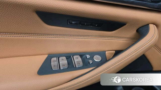 BMW 5 Series (G30) 2023 Черный из Кореи, фото 2