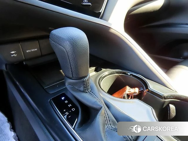 Toyota Camry (XV70) 2021 Серебряный из Кореи, фото 2