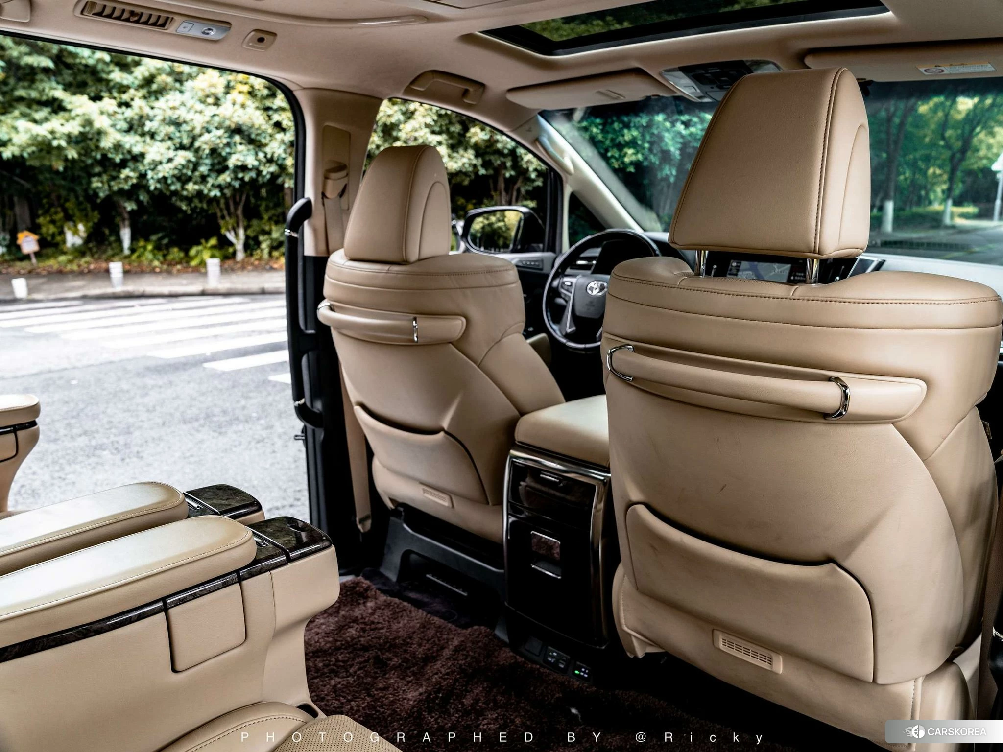 Toyota Alphard 2021 Черный из Китая, фото 2