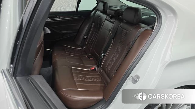 BMW 5 Series (G30) 2018 Белый из Кореи, фото 2