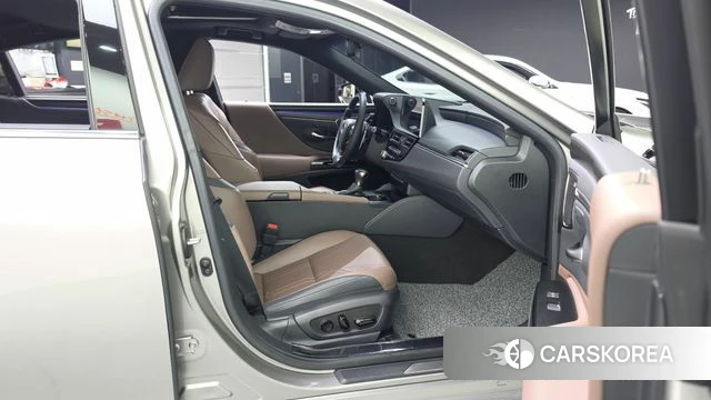 Lexus ES300h 7th generation 2023 Серебристо-серый из Кореи, фото 2