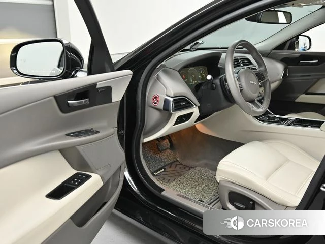 Jaguar XE 2018 Черный из Кореи, фото 2