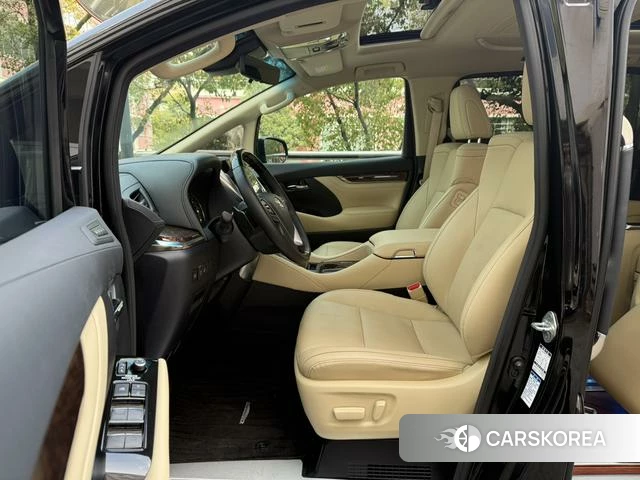Toyota Alphard 2023 Черный из Китая, фото 2