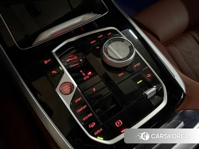 BMW X7 (G07) 2024 Серебристо-серый из Кореи, фото 2