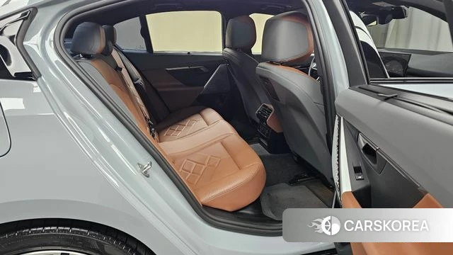 BMW 5 Series (G60) 2024 Светло-серебряный цвет из Кореи, фото 2