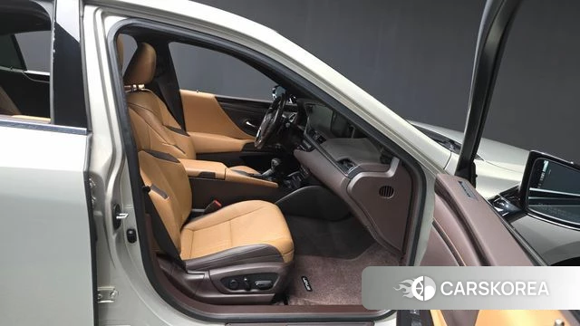 Lexus ES300h 7th generation 2020 Песочный из Кореи, фото 2