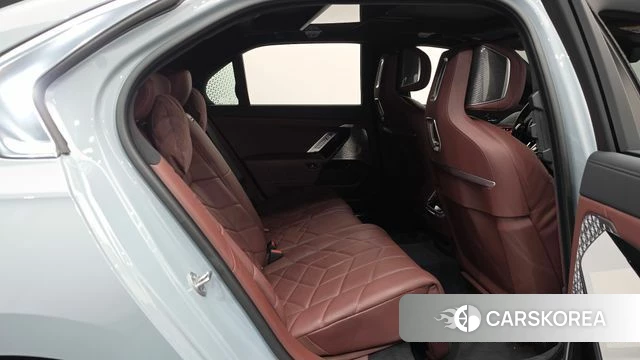 BMW 7 Series (G70) 2024 Цвет галактики из Кореи, фото 2