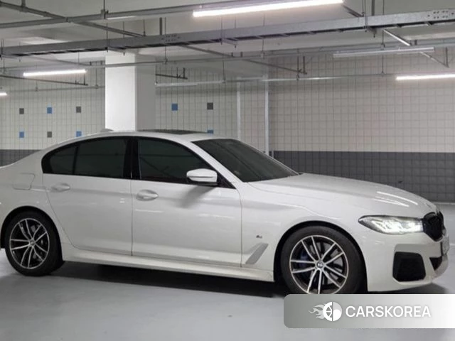 BMW 5 Series (G30) 2022 Белый из Кореи, фото 2