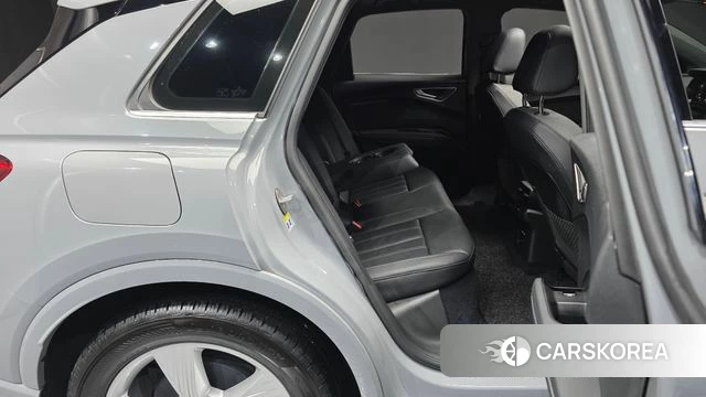 Audi Q4 e-Tron (F4) 2022 Серебристо-серый из Кореи, фото 2
