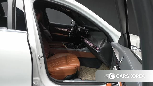BMW 7 Series (G70) 2023 Белый из Кореи, фото 2