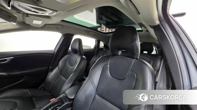 Volvo V40 2018 Светло-серебряный цвет из Кореи, фото 2
