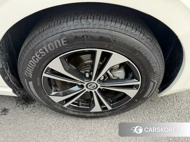 Nissan Sylphy 2022 Белый из Китая, фото 2
