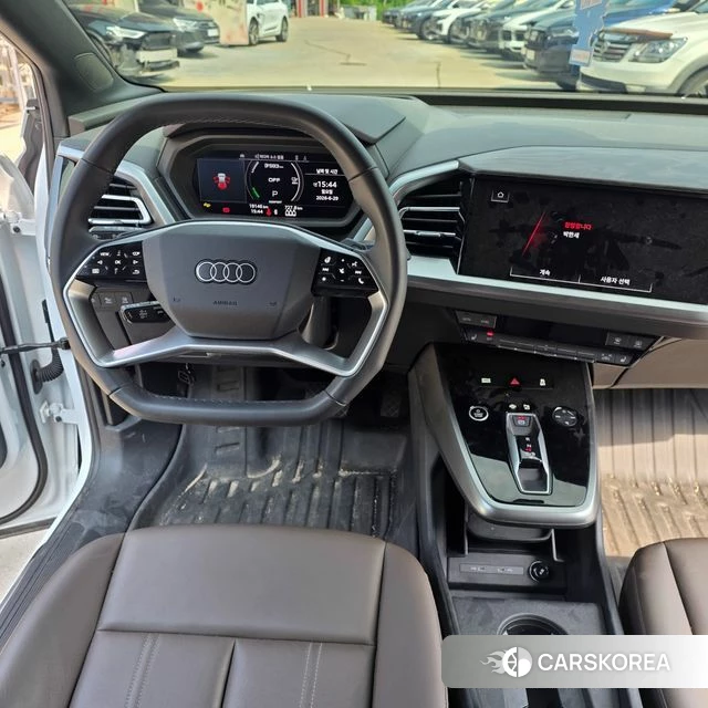 Audi Q4 e-Tron (F4) 2025 Белый из Кореи, фото 2