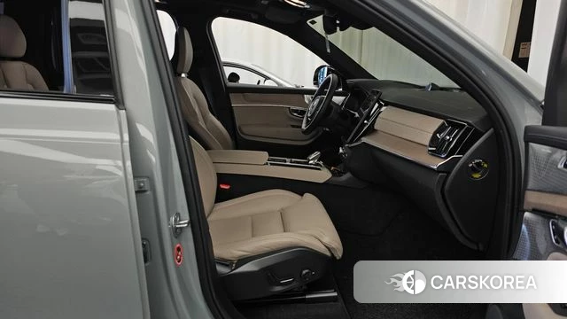 Volvo XC90 second Generation 2025 Светло-серебряный цвет из Кореи, фото 2
