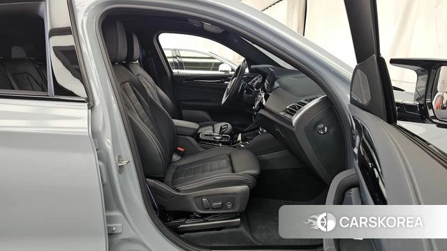 BMW X4 (G02) 2024 Светло-серебряный цвет из Кореи, фото 2