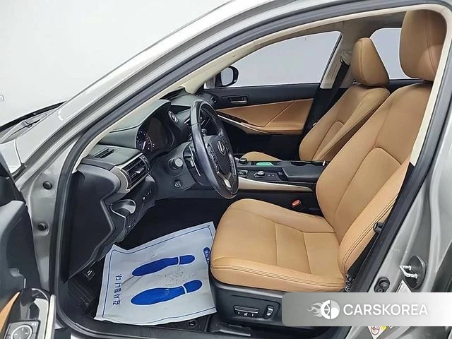 Lexus New IS300 2018 Песочный из Кореи, фото 2