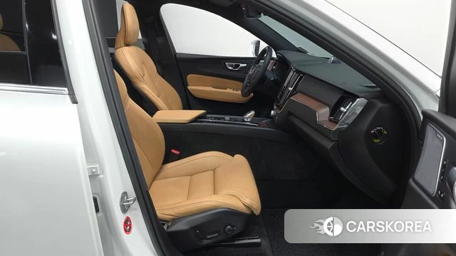 Volvo XC60 second Generation 2023 Белый из Кореи, фото 2