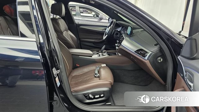 BMW 5 Series (G30) 2018 Черный из Кореи, фото 2