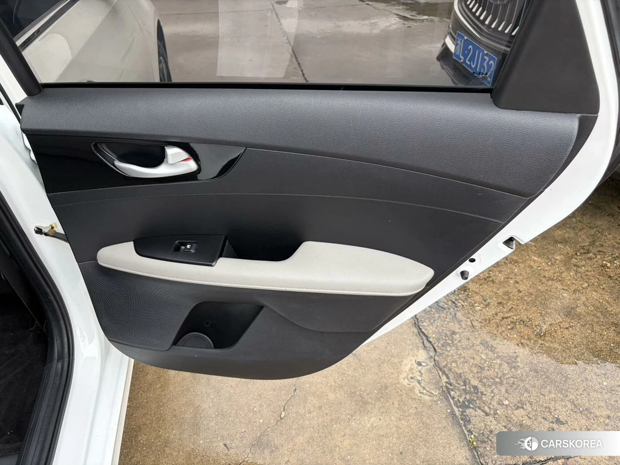 Kia K3 2023 Белый из Китая, фото 2
