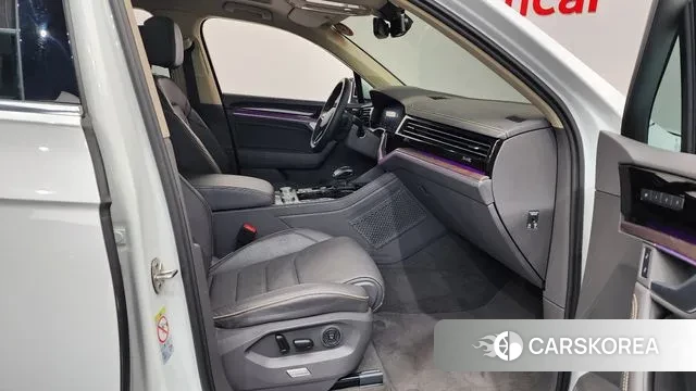 Volkswagen Touareg 3rd generation 2023 Белый из Кореи, фото 2