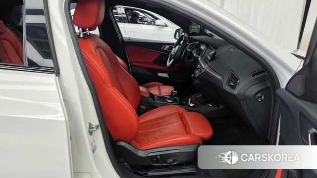 BMW 1 Series (F40) 2021 Белый из Кореи, фото 2