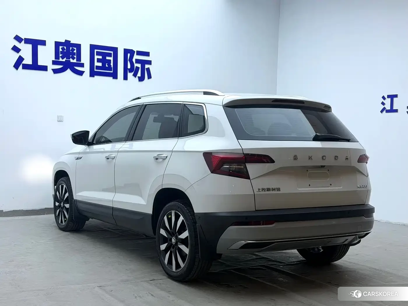 Skoda Karoq 2023 Белый из Китая, фото 2