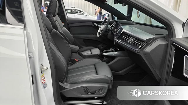 Audi Q4 e-Tron (F4) 2025 Белый из Кореи, фото 2