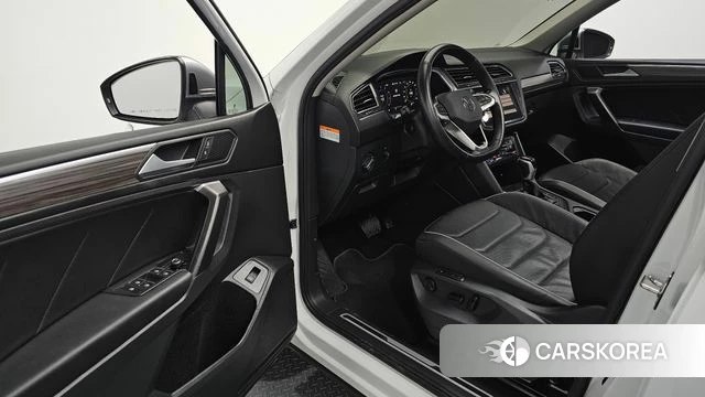 Volkswagen Tiguan Allspace 2023 Белый из Кореи, фото 2