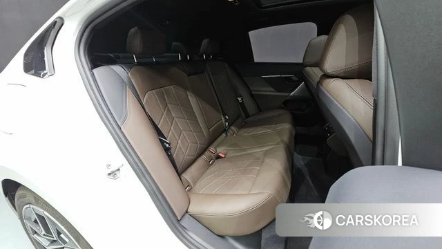 BMW 5 Series (G60) 2025 Белый из Кореи, фото 2