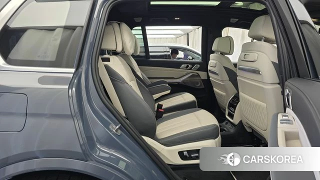 BMW X7 (G07) 2023 Светло-серебряный цвет из Кореи, фото 2