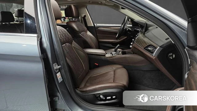 BMW 5 Series (G30) 2018 Серебряный из Кореи, фото 2