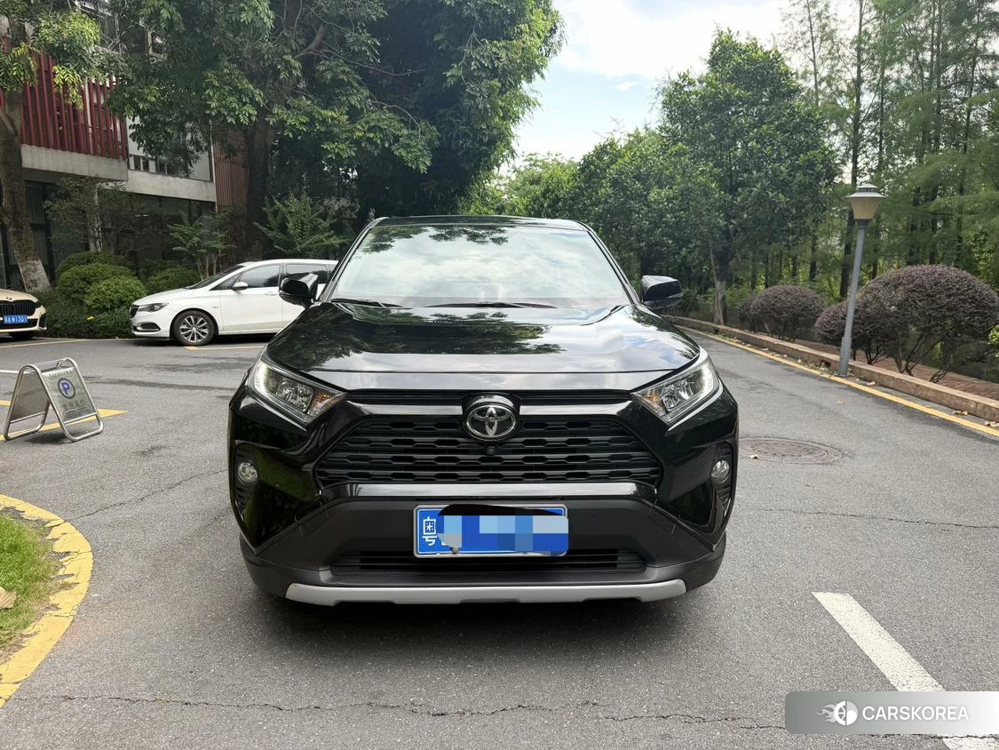 Toyota RAV4 2022 Черный из Китая, фото 2