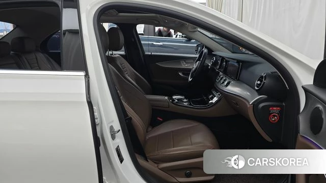 Mercedes-Benz E-Class W213 2018 Белый из Кореи, фото 2