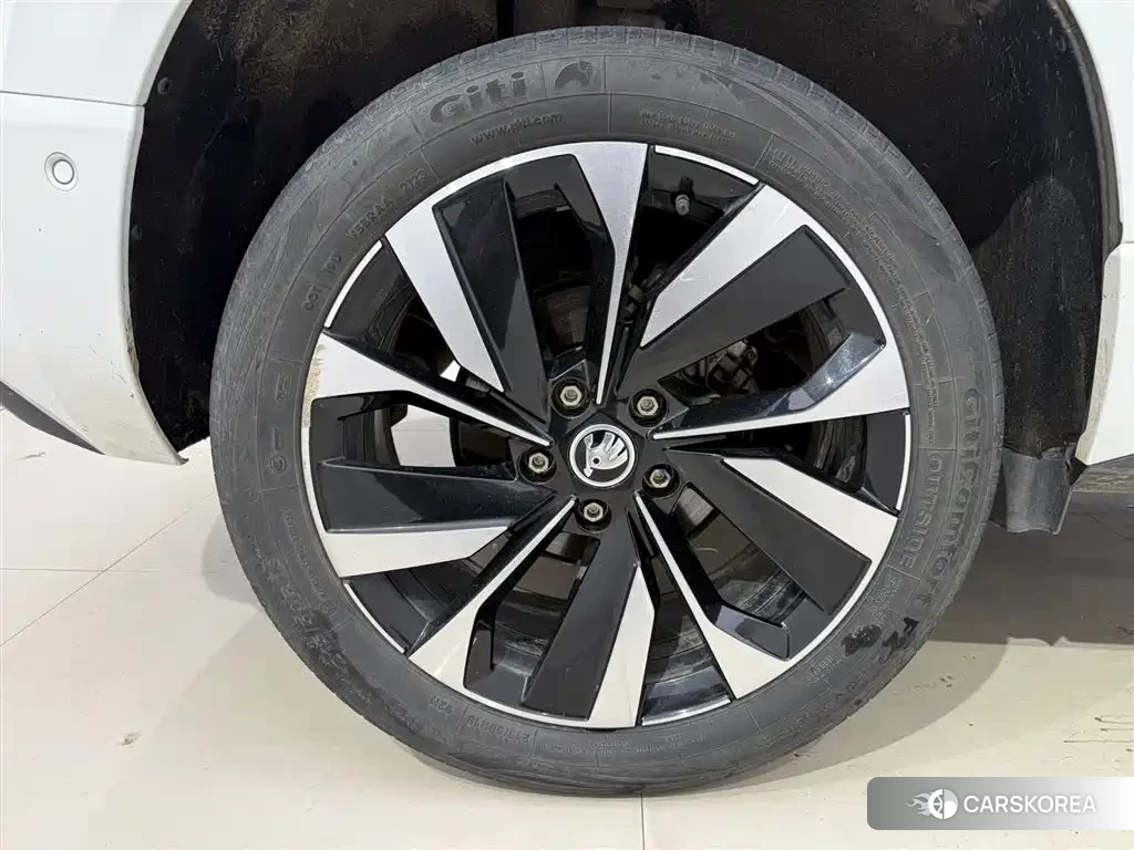 Skoda Karoq 2023 Белый из Китая, фото 2
