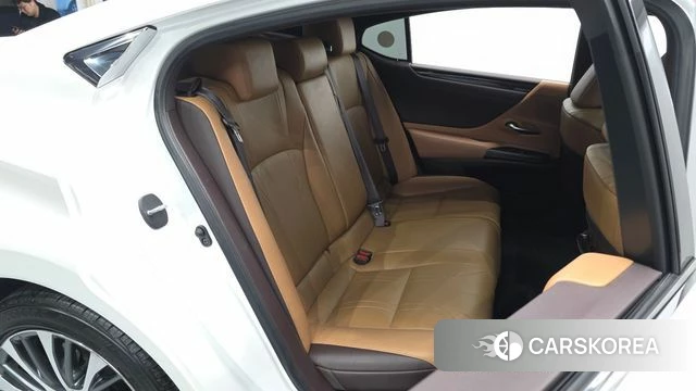 Lexus ES300h 7th generation 2021 Белый из Кореи, фото 2