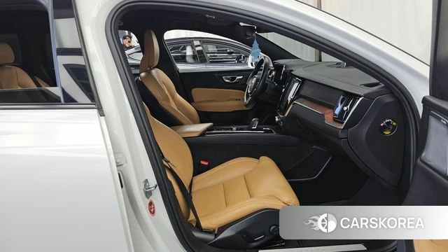 Volvo V60 Cross-Country 2nd Generation 2021 Белый из Кореи, фото 2