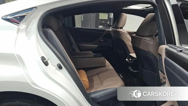 Lexus ES300h 7th generation 2024 Белый из Кореи, фото 2