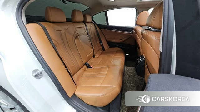 BMW 5 Series (G30) 2018 Белый из Кореи, фото 2