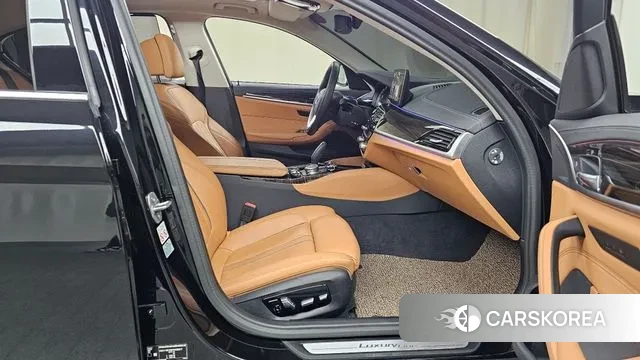 BMW 5 Series (G30) 2023 Черный из Кореи, фото 2