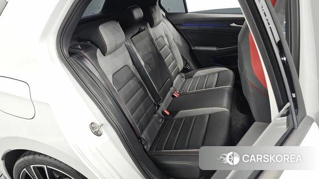 Volkswagen Golf 8th Generation 2023 Белый из Кореи, фото 2