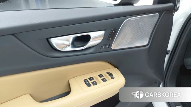 Volvo V60 Cross-Country 2nd Generation 2024 Белый из Кореи, фото 2