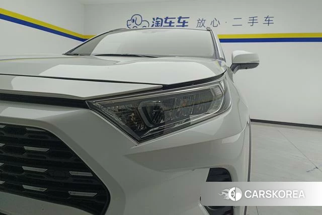 Toyota RAV4 2022 Белый из Китая, фото 2