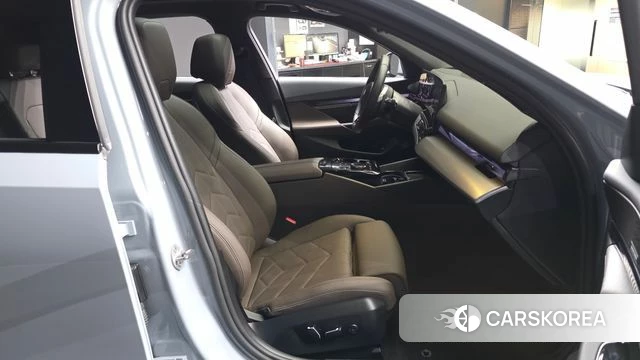 BMW 5 Series (G60) 2026 Серебристо-серый из Кореи, фото 2