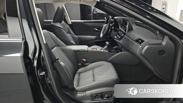 Lexus ES300h 7th generation 2026 Черный из Кореи, фото 2