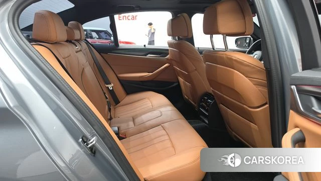BMW 5 Series (G30) 2023 Светло-серебряный цвет из Кореи, фото 2