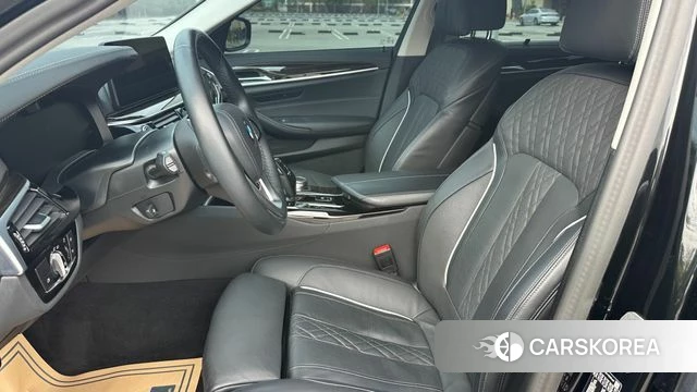 BMW 5 Series (G30) 2023 Черный из Кореи, фото 2