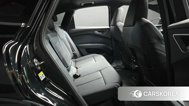 Audi Q4 e-Tron (F4) 2026 Черный из Кореи, фото 2