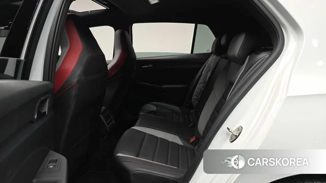 Volkswagen Golf 8th Generation 2022 Белый из Кореи, фото 2