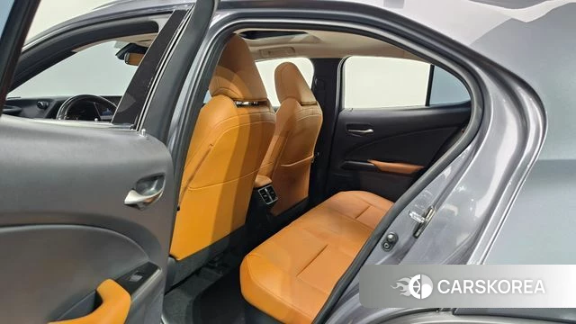 Lexus UX250h 2021 Серый из Кореи, фото 2