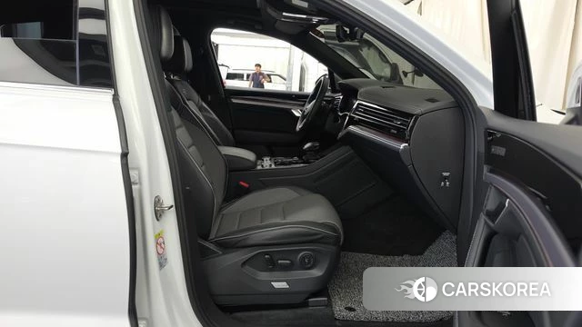 Volkswagen Touareg 3rd generation 2023 Белый из Кореи, фото 2